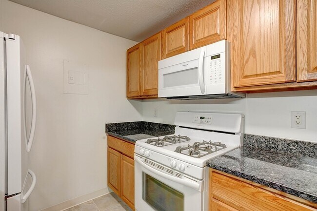Building Photo - 7 Greenbriar Dr