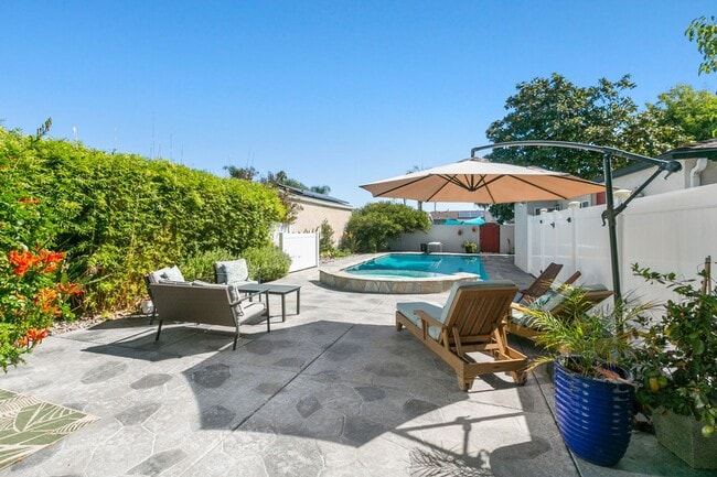 Building Photo - Spacious Talmadge Home WITH POOL!
