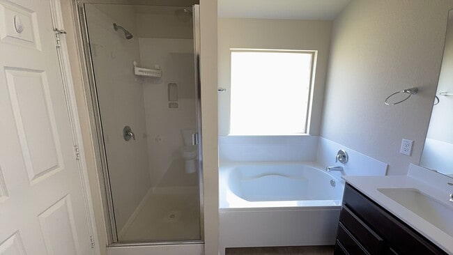 Building Photo - 4 bedroom 2 bathroom house! HOUSING ACCEPTED!