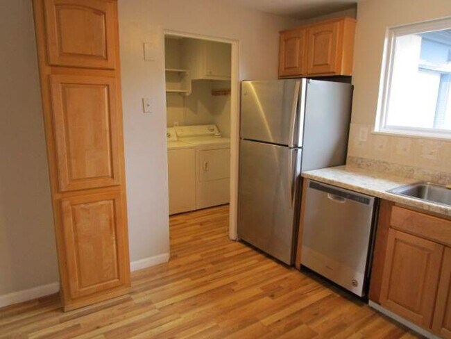 Building Photo - Charming 3 bedroom, 1 bathroom home locate...