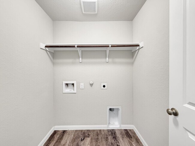 Building Photo - 401 Utica Way
