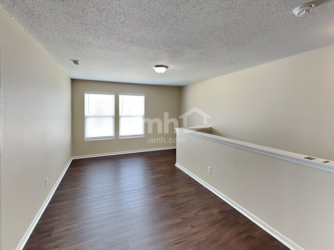 Building Photo - 489 Bourneside Dr