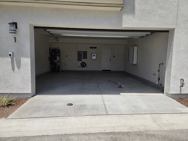 Building Photo - 813 Mateo St