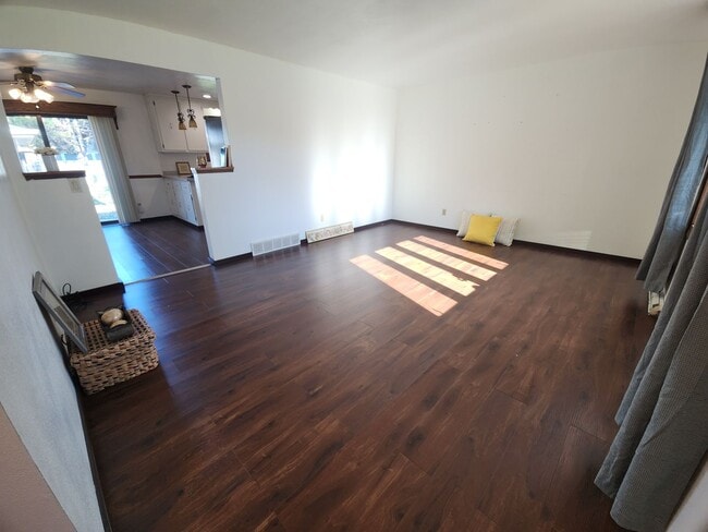 Building Photo - Family-Friendly 3BR Ranch with Home Office...