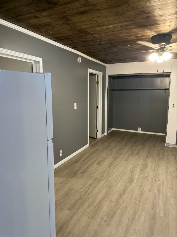 Building Photo - 313 E 4th St