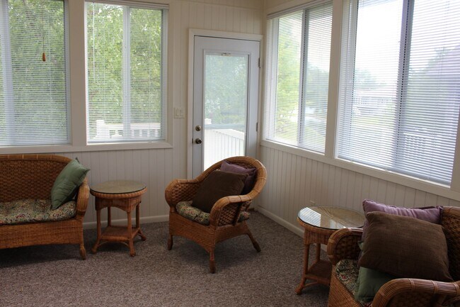 Building Photo - AVAILABLE JULY 2026!!! Incredible 3 bedroom, 2-1/2 bath duplex style condominium on Iowa City Eas...