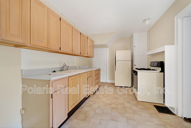 Building Photo - 717 E 60th St