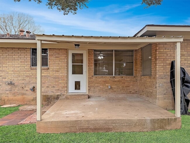 Building Photo - 204 Meadow Ln