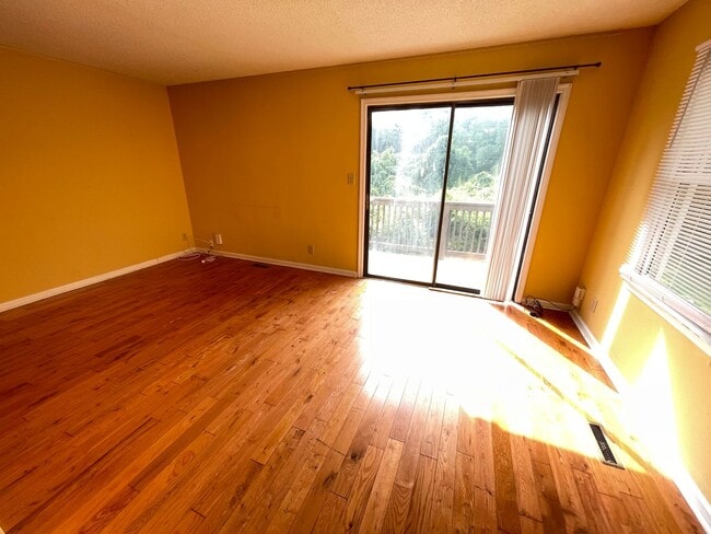 Building Photo - Inviting, updated 4br 3.5ba duplex w/ park...