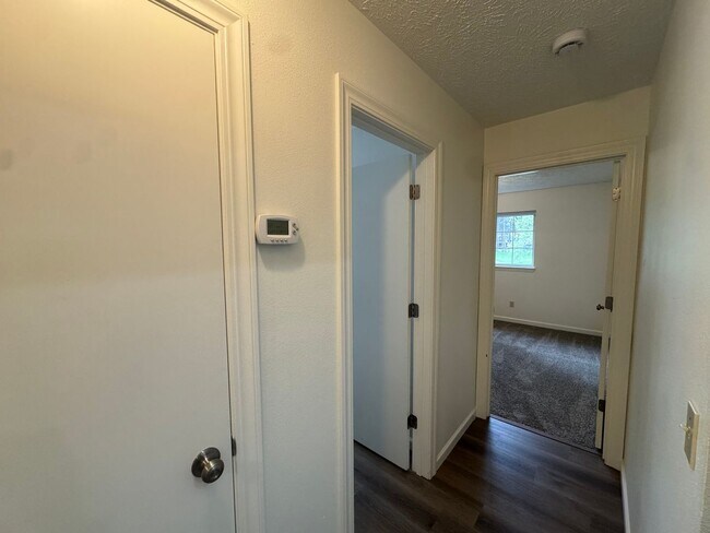 Building Photo - Charming 2 Bed, 2 Bath Duplex near Riverside State Park!