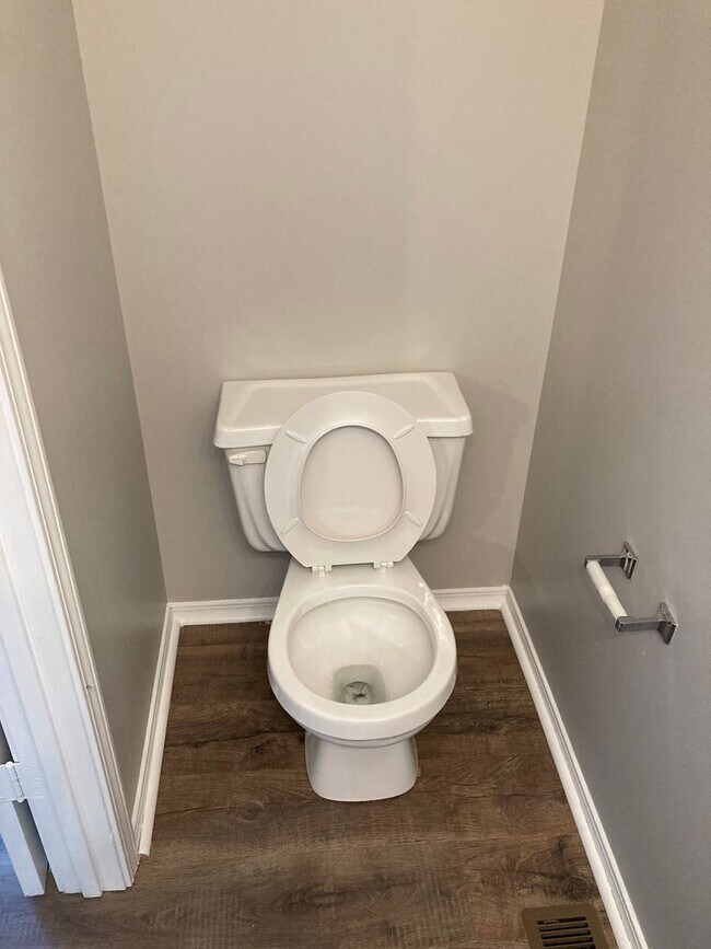 Building Photo - 3 Bedroom, 1.5 bath Home