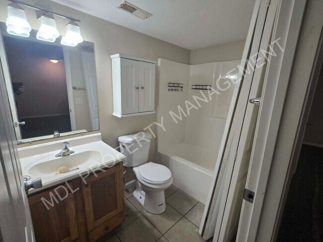 Building Photo - 4-Bedroom Duplex in Midland