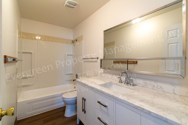 Building Photo - 3950 Manhattan Ave