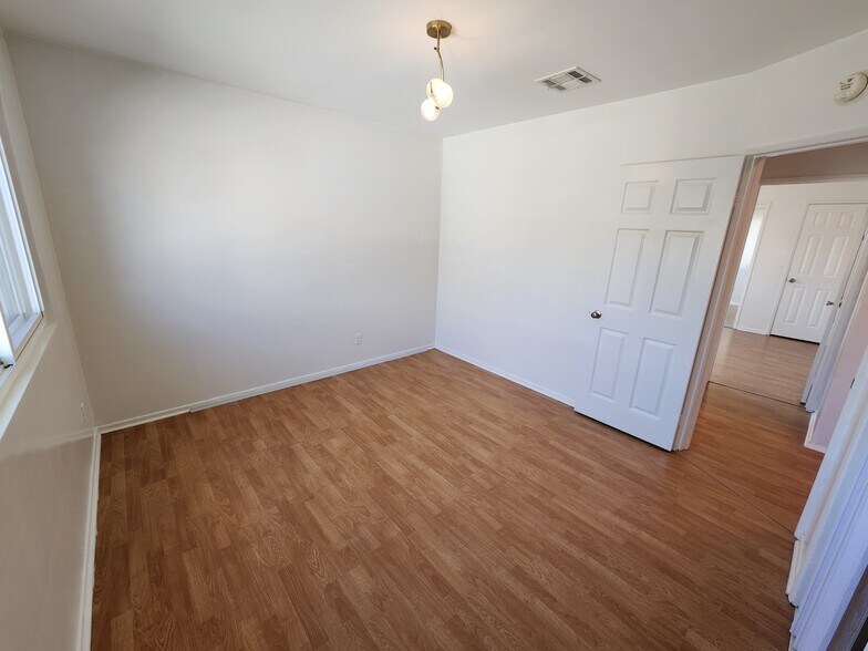 Building Photo - 10449 Cantara St