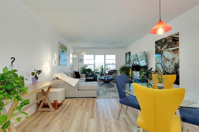 Building Photo - 3806 Gulf of Mexico Dr