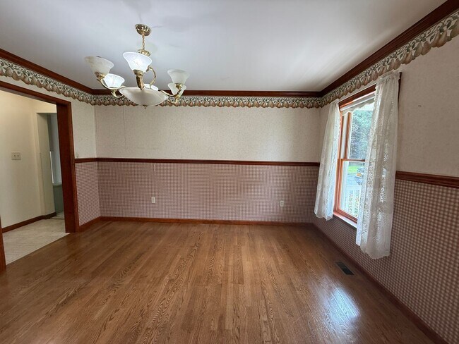 Building Photo - 1695 Louser Rd