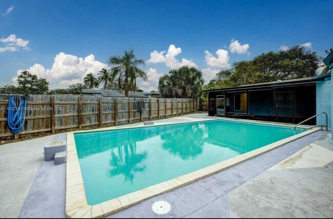 Building Photo - 1101 NW 14th Ct