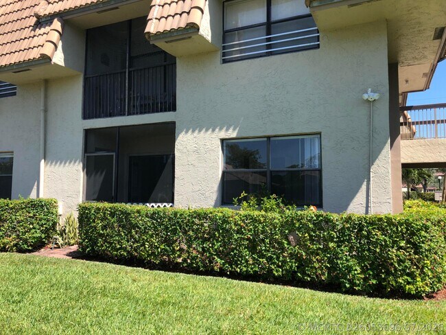 Building Photo - 10714 Royal Palm Blvd