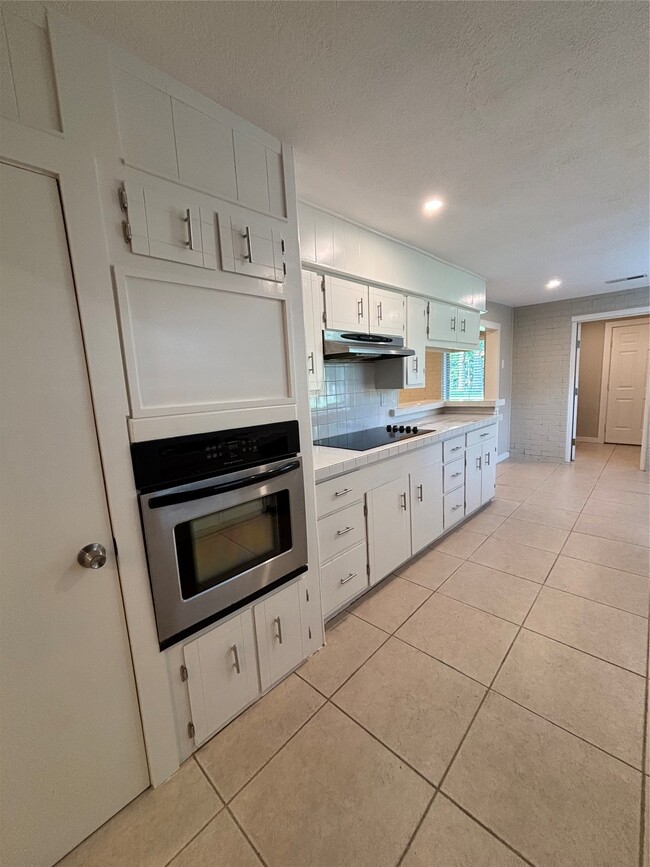 Building Photo - 8049 Forest Hills Dr