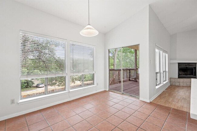 Building Photo - 307 Cuernavaca Dr N