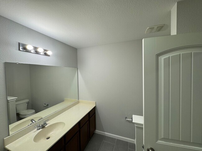 Building Photo - Beautiful Spacious 4 Bedroom Home