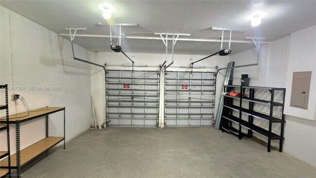 Building Photo - 343 NE 36th Terrace