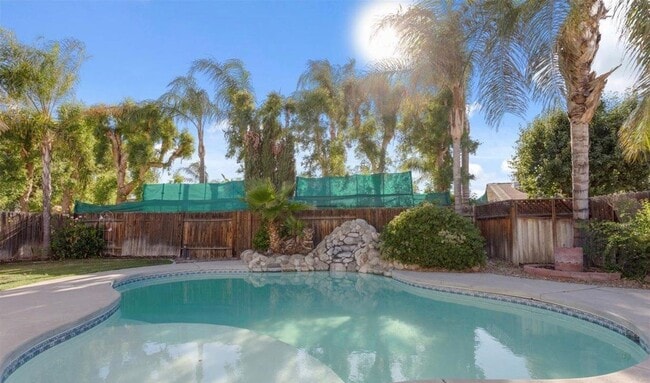 Building Photo - NW-Bakersfield  3 bed/2 bath with pool