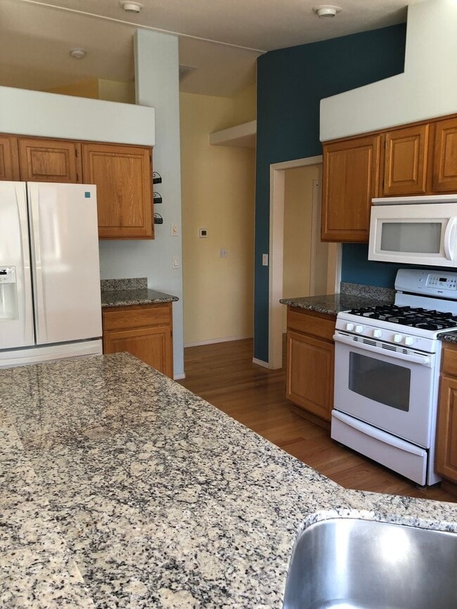 Building Photo - UNIQUE RAMBLER with views in Dockside at Kitsap Lake!