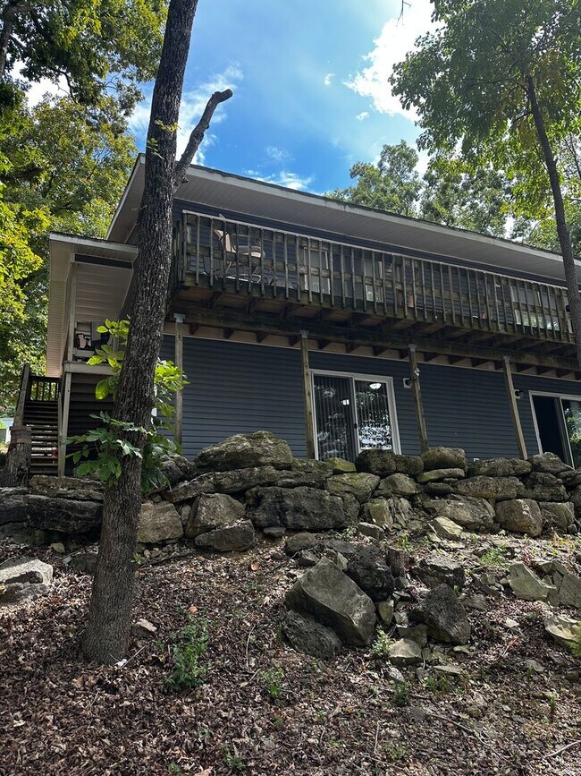Building Photo - FULLY REMODELED 2 Bedroom Apartment with l...