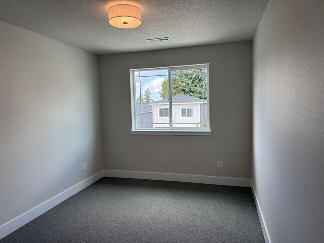 Building Photo - 9627 NE 29th Ave