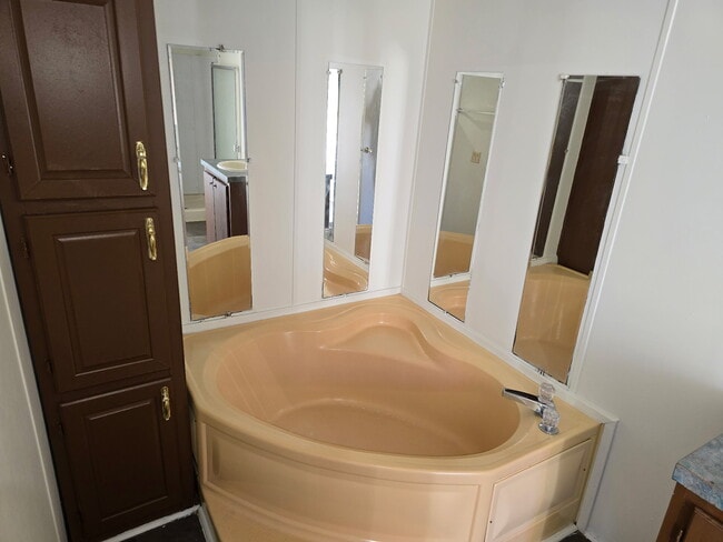 Building Photo - 926 Hollywood Dr