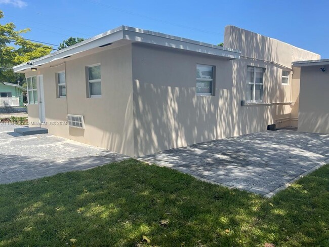 Primary Photo - 5800 Taylor St