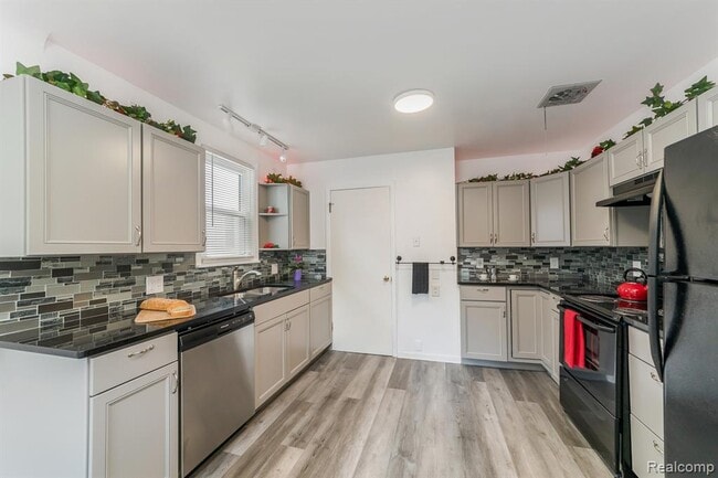 Building Photo - 305 E Granet Ave