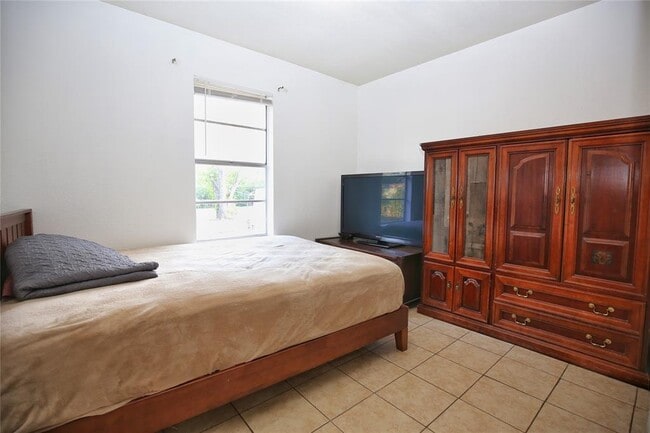 Building Photo - 204 Deerfield Park Dr