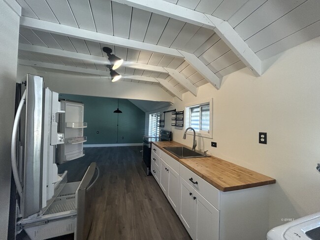 Building Photo - Remodeled 2Bd/1 Ba + storage loft Apartmen...