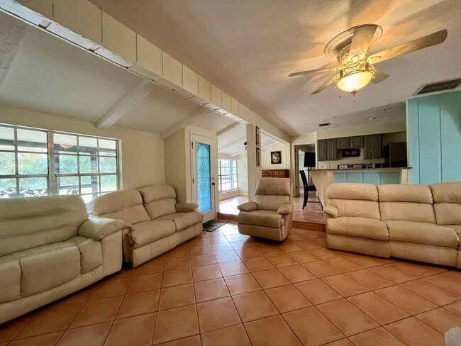 Building Photo - 3 bed/ 2 bath Beauty!