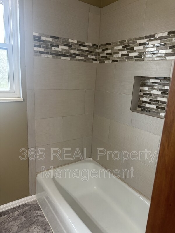 Building Photo - 301 Olive Ln