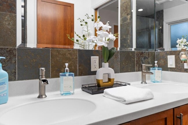 Building Photo - 530 Rockaway Beach Ave