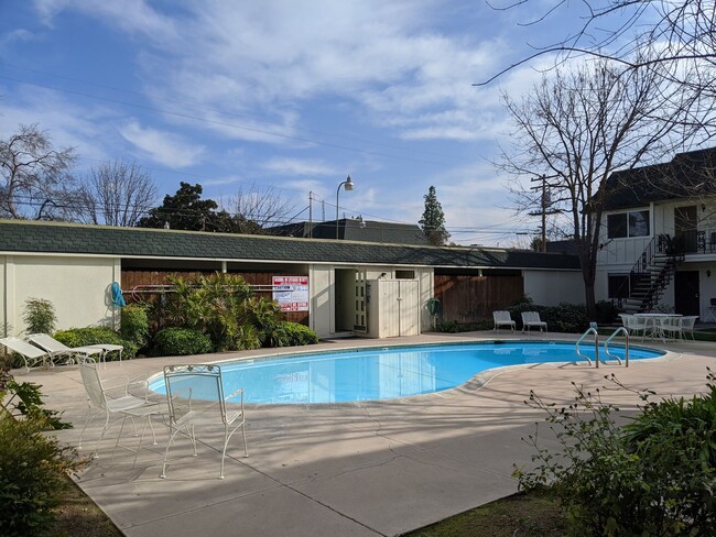 Building Photo - Single level condo, community pool, update...