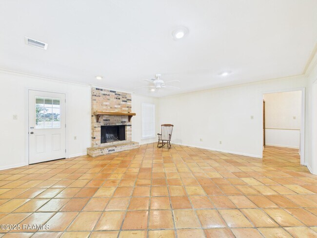 Building Photo - 302 Lark Dr