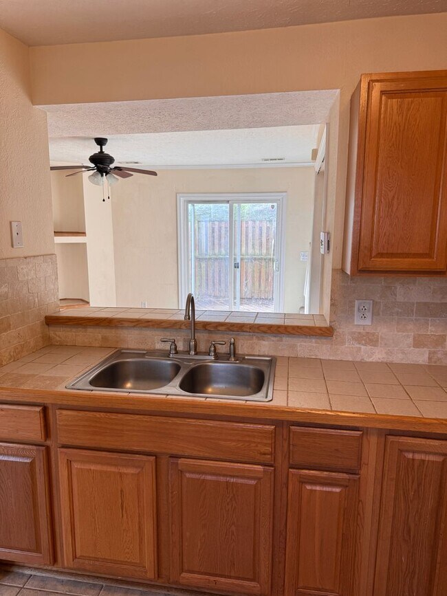 Building Photo - 2 Bedroom || 1 Bathroom Townhome