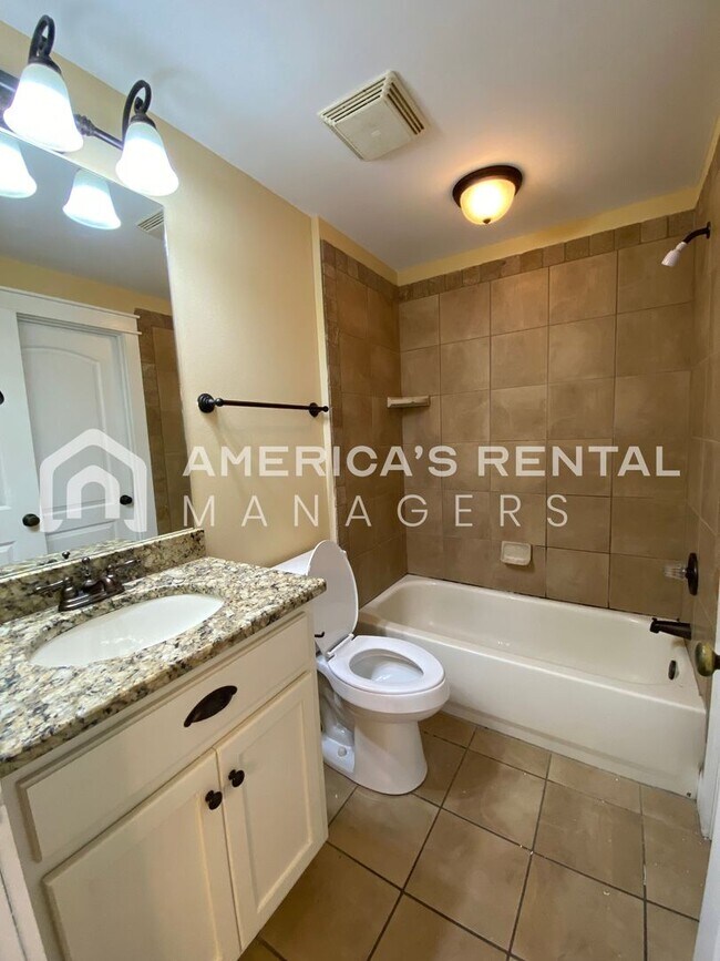 Building Photo - Townhome For Rent in Tuscaloosa!! COMING SOON!