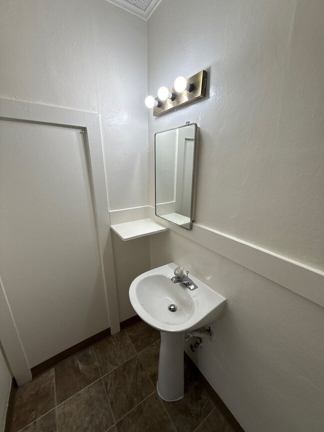 Building Photo - 633 Thompson Ave NE