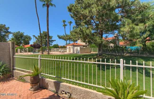 Building Photo - 4020 E Laurel Ln