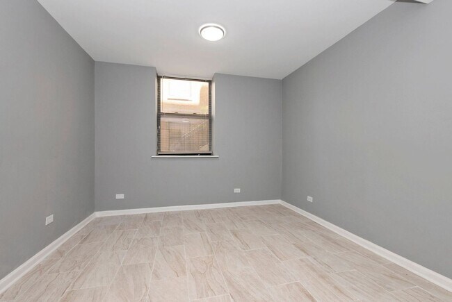 Building Photo - Two Bedroom in South Shore