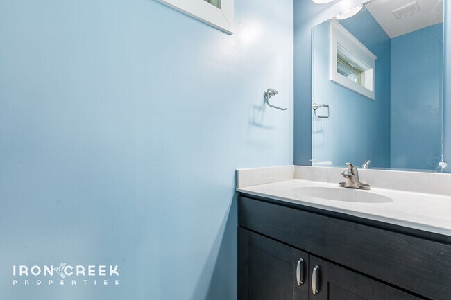 Building Photo - Modern Three-Bedroom Home with Screened Po...