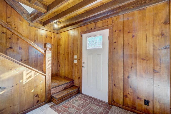 Building Photo - Beautiful 2 bed Ranch style home on 5 acres!