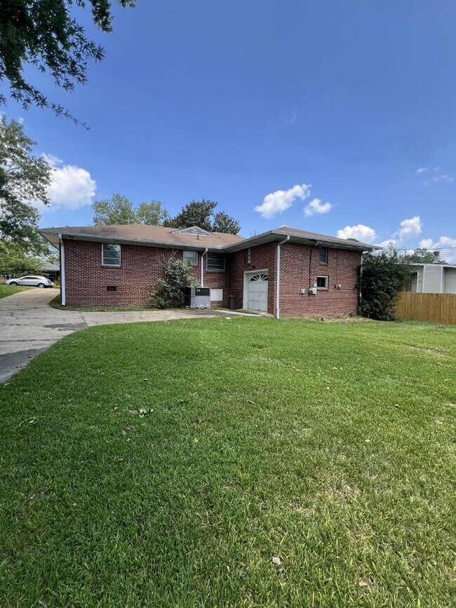Building Photo - Charming 3-Bed, 2-Bath Spacious Home in Ch...