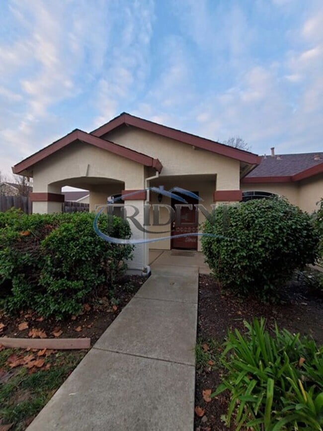 Building Photo - 4 bedroom 2 bath near schools and parks