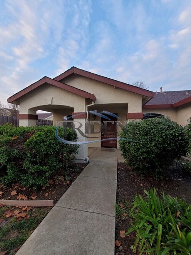 Primary Photo - 4 bedroom 2 bath near schools and parks